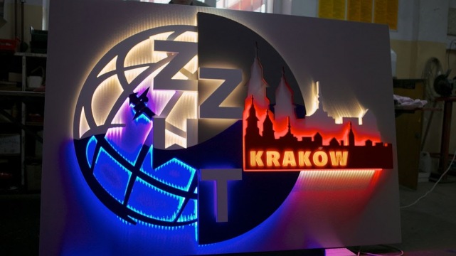 Litery podświetlane z efektem halo