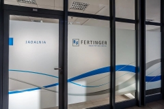 Oklejenie szklanych witryn szronem