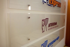 Szyldy pleksi, dystanse folia szron