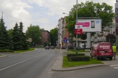 Tablice kierunkowe na słupach